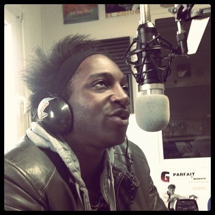 Kamini dans les studios de Radio Plus!