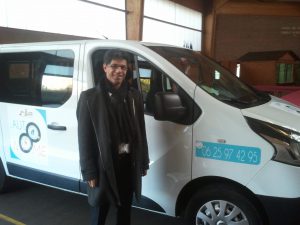 Saâdi Lougrada, directeur du CCAS de Sallaumines devant le véhicule flambant neuf  Auto'Nomie