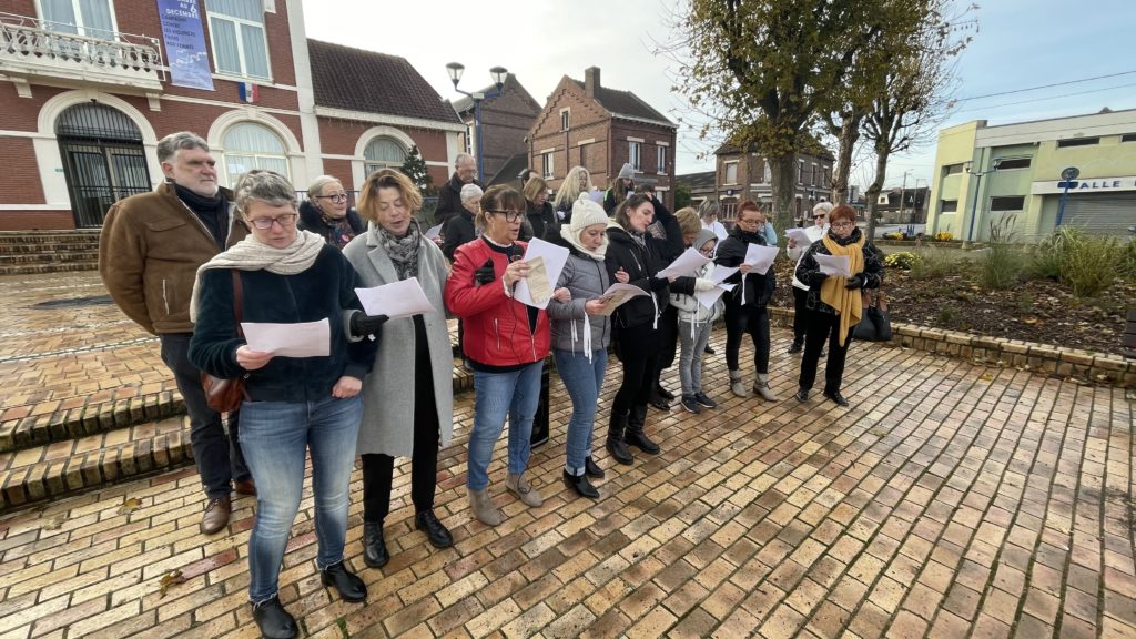 les membres de l'association "Brisons les silences, Osons" en train de chanter devant la mairie d'Annay-sous-Lens 