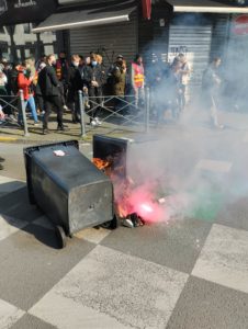 Feu de poubelles à Lille sur le parcours de la manifestation (