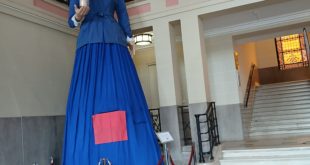 Une géante, de bleu vêtue, dans le hall de la faculté de lens.