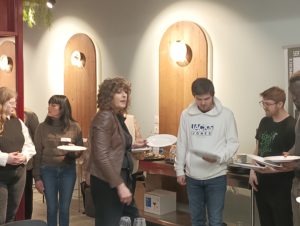 Magalie Boudry en plein atelier pour apprendre comment tenir une assiette aux demandeurs d'emploi.