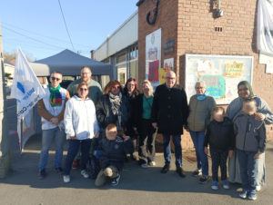 Des parents d'élèves accompagnés de délégués syndicaux et du maire de Douvrin Jean-Michel Dupont pris en photo devant l'école Villon 