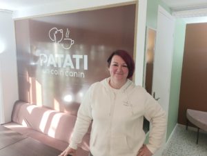 Aurore Brigué, dirigeante de Vibrisse Connexion, qui pose devant le logo de Patati